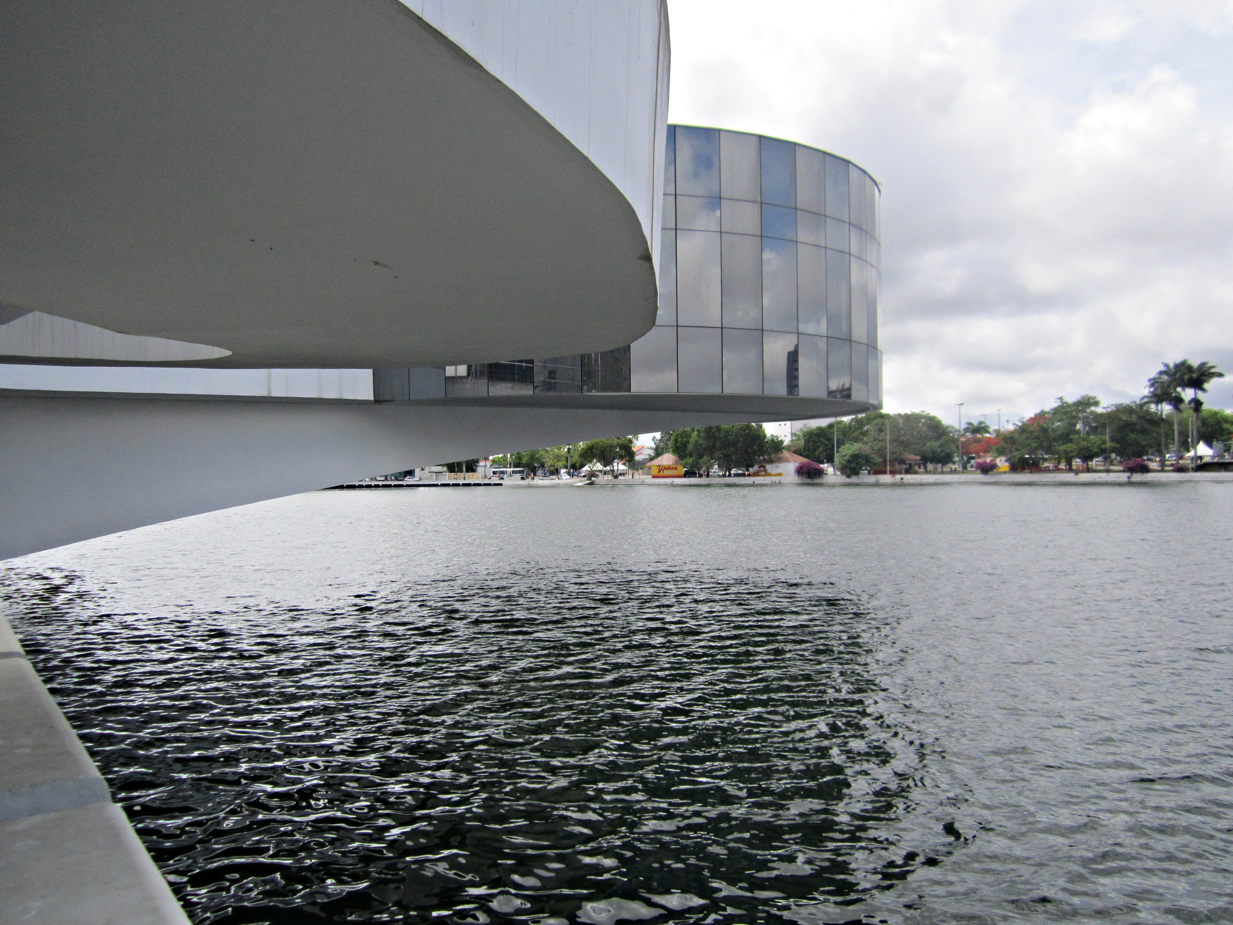 Parte da estrutura do museu sobre as águas do Açude Velho - Foto: A. Júnior